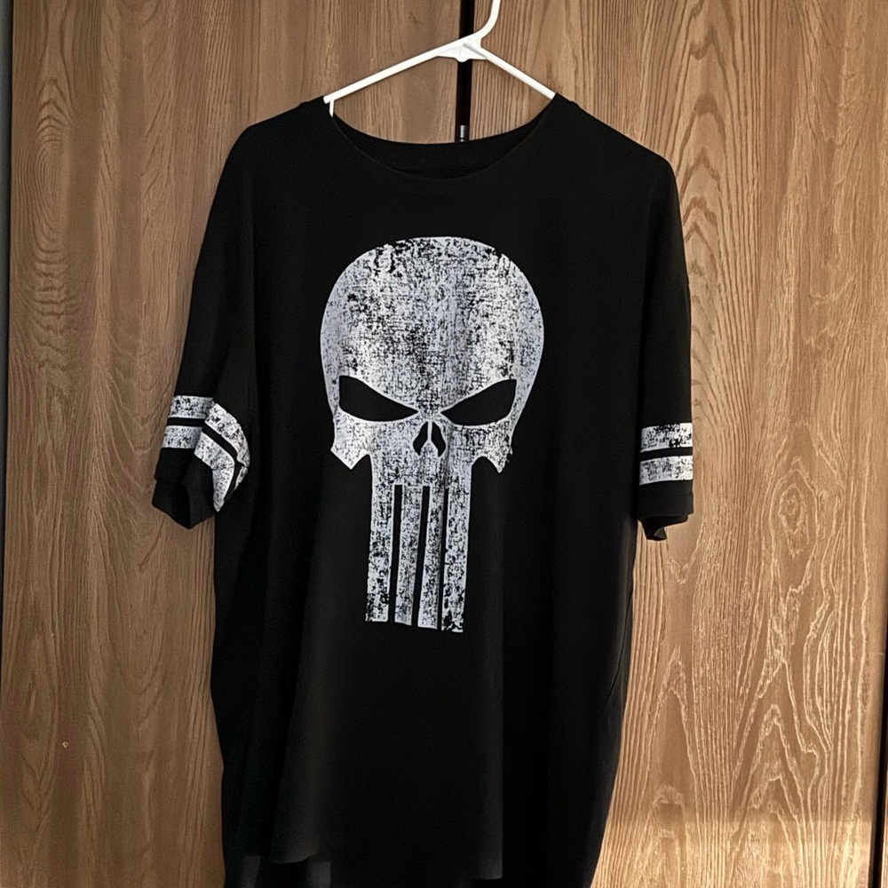 Black Matvel T-Shirt with Skull Graphic